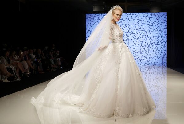 عارضة أزياء تقدم زيا من تصميم المصممة السورية منال عجاج في عرض للأزياء إلهة الياسمين في بيروت، لبنان 11 أكتوبر/ تشرين الأول 2017 - سبوتنيك عربي