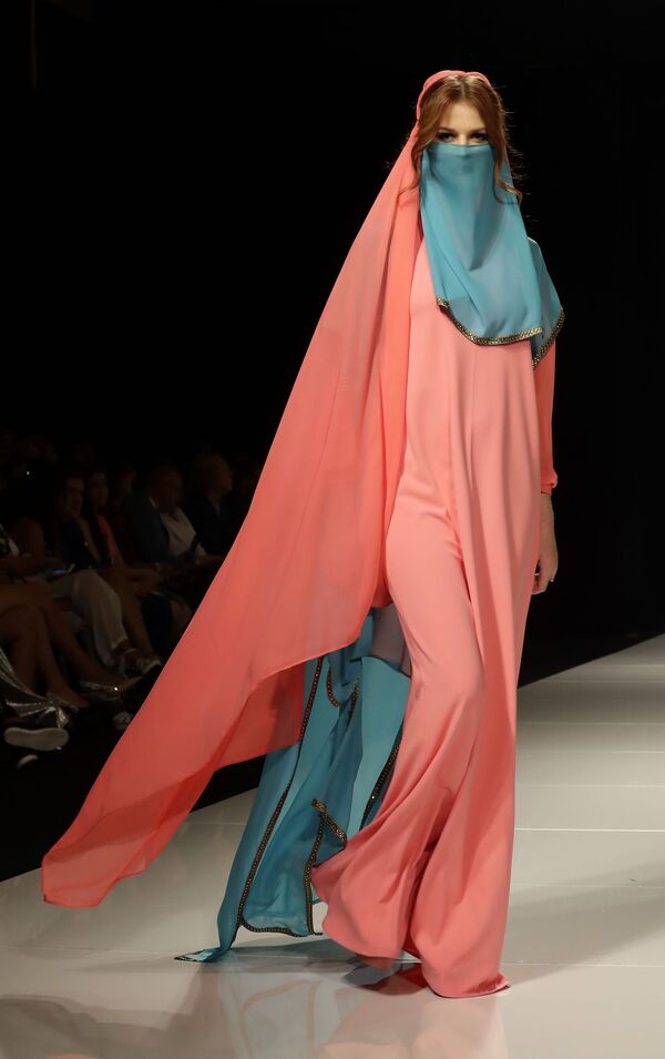 عارضة أزياء تقدم زيا مستوحى من فاطمة المدريدية، عالمة فلك أندلسية في القرن العاشر الميلادي، (Fatima of Madrid) من تصميم المصممة السورية منال عجاج في عرض للأزياء إلهة الياسمين في بيروت، لبنان 11 أكتوبر/ تشرين الأول 2017 - سبوتنيك عربي