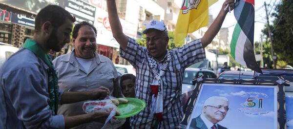 أنصار حركتي فتح وحماس يخرجون إلى شوارع غزة فرحا بتوقيع اتفاق المصالحة في القاهرة، قطاع غزة، فلسطين 12 أكتوبر/ تشرين الأول 2017 أنصار حركتي فتح وحماس يخرجون إلى شوارع غزة فرحا بتوقيع اتفاق المصالحة في القاهرة، قطاع غزة، فلسطين 12 أكتوبر/ تشرين الأول 2017 - سبوتنيك عربي