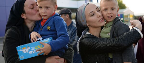 وصول أطفال روس، الذين تم انقاذهم في العراق، إلى مطار غروزني، الشيشان - سبوتنيك عربي