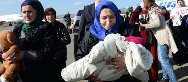 وصول أطفال روس، الذين تم انقاذهم في العراق، إلى مطار غروزني، الشيشان - سبوتنيك عربي