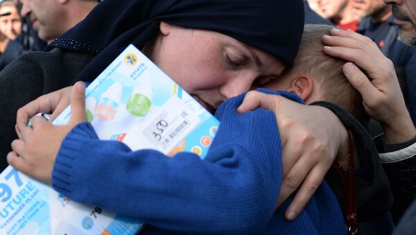 وصول أطفال روس، الذين تم انقاذهم في العراق، إلى مطار غروزني، الشيشان - سبوتنيك عربي