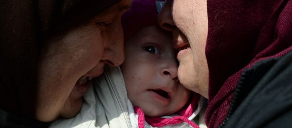 وصول أطفال روس، الذين تم انقاذهم في العراق، إلى مطار غروزني، الشيشان - سبوتنيك عربي