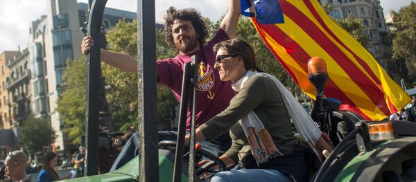 سكان برشلونة في انتظار إعلان البرلمان نتائج الاستفتاء حول استقلال كتالونيا سكان برشلونة في انتظار إعلان البرلمان نتائج الاستفتاء حول استقلال كتالونيا - سبوتنيك عربي