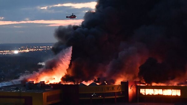 إطفاء حريق في محل تجاري لأدوات البناء سخودنيك في حي ستروغينو بموسكو - سبوتنيك عربي