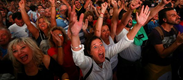 تفاعل المواطنين لدى مشاهدتهم لجلسة البرلمان الكتالوني على شاشة عملاقة أثناء مسيرة مؤيدة للاستقلال فى برشلونة، إسبانيا، 10 أكتوبر/ تشرين الأول2017 - سبوتنيك عربي