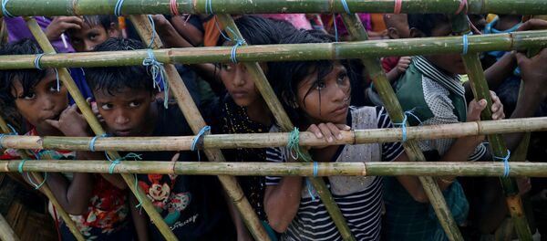 لاجئو الروهينغا ينتظرون تلقي المساعدات الإنسانية في مخيم للاجئين في كوكس بازار، بنغلادش 8 أكتوبر/ تشرين الأول 2017 - سبوتنيك عربي