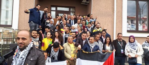 الوفد الفلسطيني المشارك في المهرجان الشبابي الطلابي العالمي في مدينة سوتشي الروسية - سبوتنيك عربي