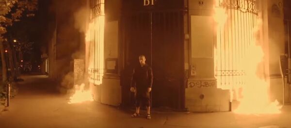 فنان روسي يشعل النارفي بنك فرنسي - سبوتنيك عربي