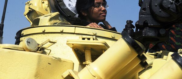 فتاة داخل الدبابة الروسية تي-72 في معرض لسلاح الجيش الهندي في كلكتا، الهند - سبوتنيك عربي