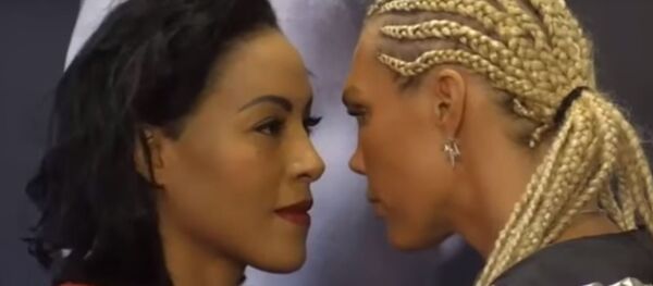 ملاكمة تقبل منافستها ملاكمة تقبل منافستها - سبوتنيك عربي