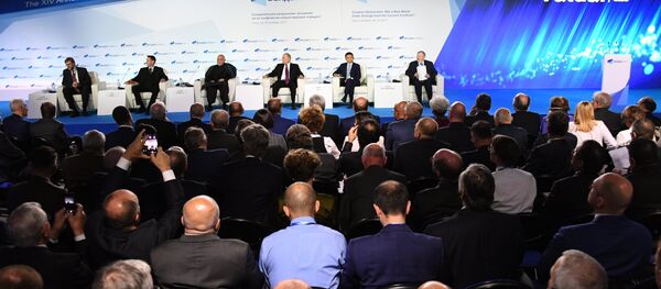 الرئيس الروسي فلاديمير بوتين يلقي كلمة في منتدى فالداي الدولي - سبوتنيك عربي