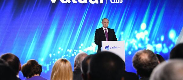 الرئيس الروسي فلاديمير بوتين يلقي كلمة في منتدى فالداي الدولي - سبوتنيك عربي