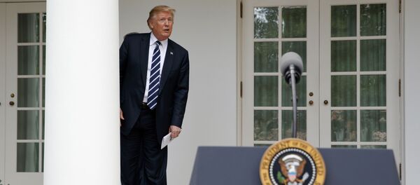 الرئيس الأمريكي دونالد ترامب يتحدث مع الصحفيين في البيت الأبيض، واشنطن، الولايات المتحدة 16 أكتوبر/ تشرين الأول 2017 الرئيس الأمريكي دونالد ترامب يتحدث مع الصحفيين في البيت الأبيض، واشنطن، الولايات المتحدة 16 أكتوبر/ تشرين الأول 2017 - سبوتنيك عربي