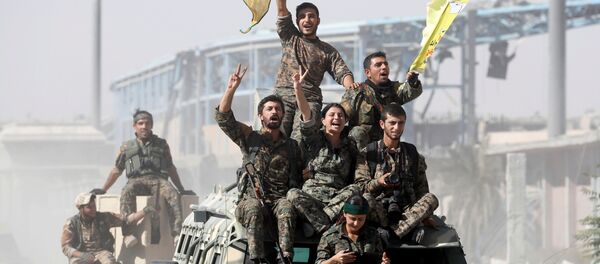 القوات الديموقراطية السورية يحتفلون بتحرير الرقة من تنظيم داعش، سوريا 17 أكتوبر/ تشرين الأول 2017 - سبوتنيك عربي