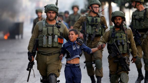 جنود إسرائيليون يعتقلون طفلا فلسطينيا خلال اشتباكات في الخليل، الضفة الغربية، 13 أكتوبر/ تشرين الأول 2017 - سبوتنيك عربي