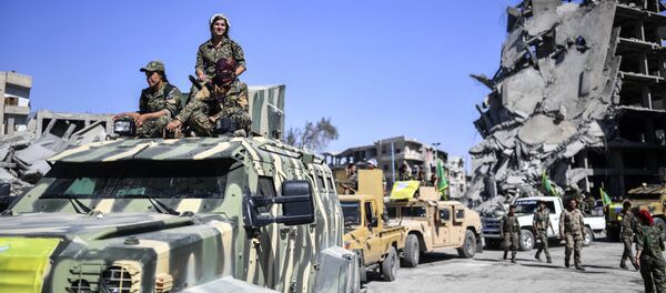 النساء الكرديات في القوات الديموقراطية السورية المشاركة في تحرير الرقة، سوريا 19 أكتوبر/ تشرين الأول 2017 - سبوتنيك عربي