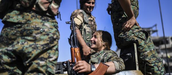 النساء الكرديات في القوات الديموقراطية السورية المشاركة في تحرير الرقة، سوريا 19 أكتوبر/ تشرين الأول 2017 - سبوتنيك عربي