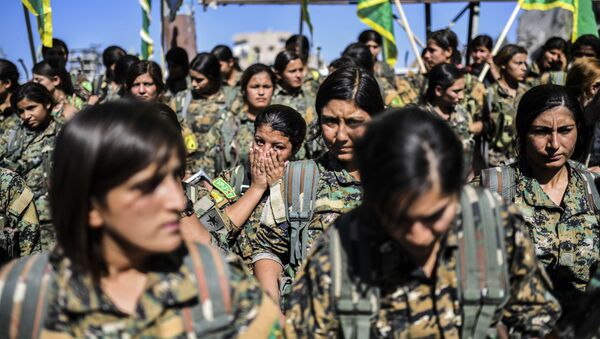 النساء الكرديات في القوات الديموقراطية السورية المشاركة في تحرير الرقة، سوريا 19 أكتوبر/ تشرين الأول 2017 - سبوتنيك عربي