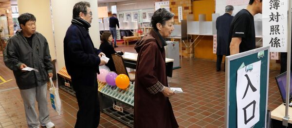 اليابانيون يدلون بأصواتهم - سبوتنيك عربي