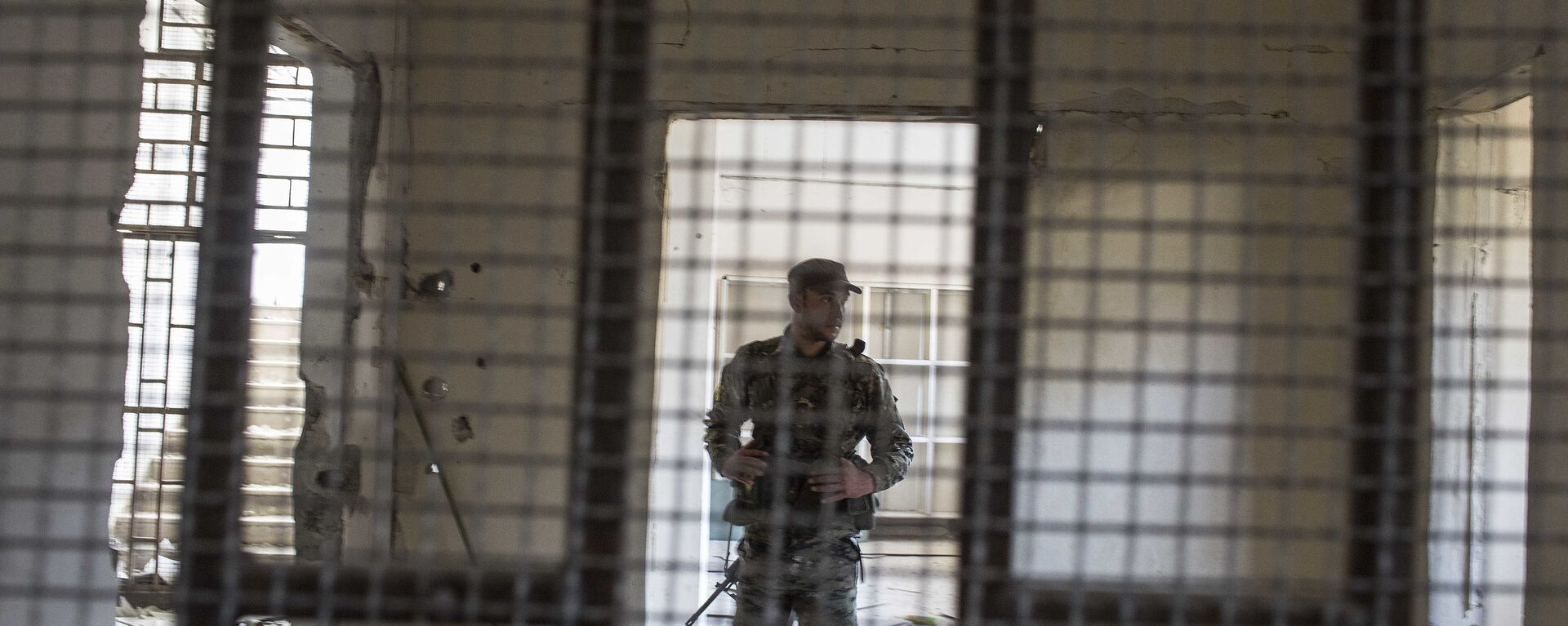 أحد أعضاء قوات سوريا الديمقراطية داخل سجن بناه مقاتلو داعش في مدينة الرقة - سبوتنيك عربي, 1920, 17.05.2020