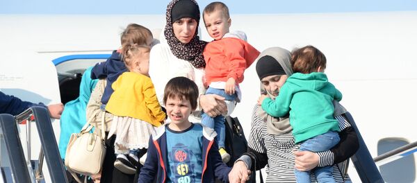 وصل أطفال روس من سوريا إلى مطار غروزني في الشييان - سبوتنيك عربي