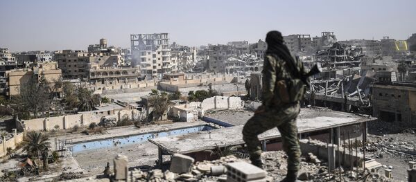 القوات الديموقراطية السورية في مدينة الرقة بعد تحريرها، سوريا 20 أكتوبر/ تشرين الأول 2017 - سبوتنيك عربي