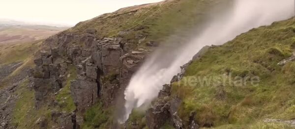 شلال يتدفق صعودا - سبوتنيك عربي