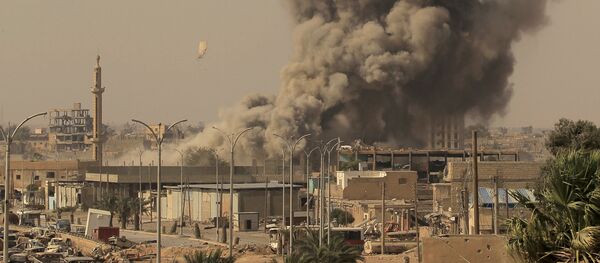 القوات السوية الديمقراطية تقصف  الرقة، أغسطس 15، 2017 - سبوتنيك عربي