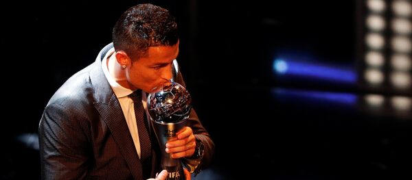رونالدو يستلم جائزة أفضل لاعب لعام 2017 - سبوتنيك عربي
