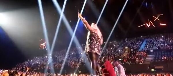 مذيعة بريطانية تقع عن المسرح - سبوتنيك عربي