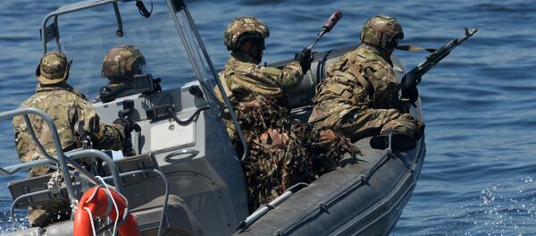 القوات الخاصة البحرية خلال بروفة عامة لاستعدادا لعرض السفن والعطلة الرياضية العسكرية، المخصصة ليوم البحرية الروسية في فلاديفوستوك - سبوتنيك عربي