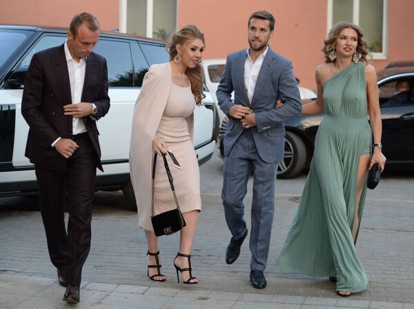 لاعبا فريق كرة قدم الروسي سبارتاك - دينيس غلوشاكوف وزوجته داريا، ودميتري كومباروف وزوجته تاتيانا في موسكو - سبوتنيك عربي