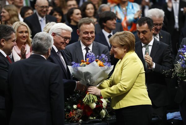 الرئيس الألماني المنتخب شتاينماير والمستشارة ميركل - سبوتنيك عربي