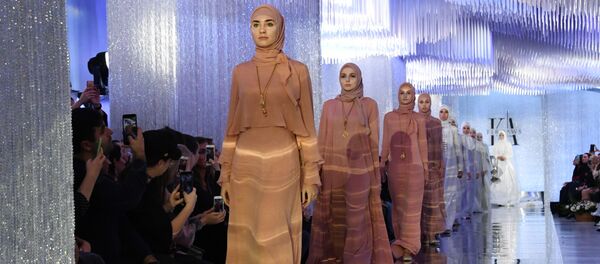 عرض أزياء لدار الأزياء فردوس - قامت المصممة عائشة قاديروف، ابنة رئيس الجمهورية الشيشانية رمضان قاديروف، في  إطار أسبوع الموضة مرسيدس بينز في بارك زارياديي بموسكو - سبوتنيك عربي