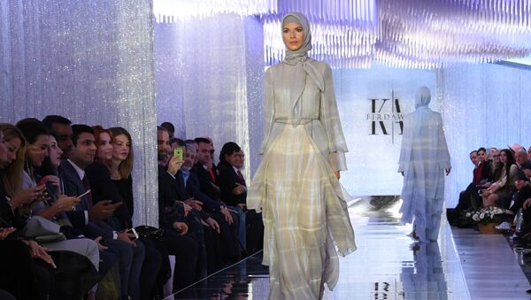 عرض أزياء لدار الأزياء فردوس - قامت المصممة عائشة قاديروف، ابنة رئيس الجمهورية الشيشانية رمضان قاديروف، في  إطار أسبوع الموضة مرسيدس بينز في بارك زارياديي بموسكو - سبوتنيك عربي