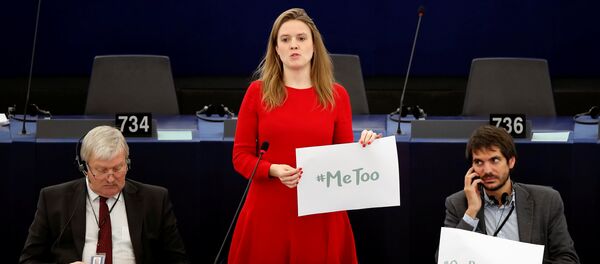 عضو البرلمان الأوروبي تيري رينتك تحمل لافتة الهاشتاغ مي تو خلال مناقشة التدابير الوقائية ضد التحرش الجنسي - سبوتنيك عربي