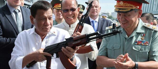 الرئيس الفلبيني رودريغو دوتيرتي ووزير الدفاع الروسية سيرغي شويغو يتفقدان بندقية AK-47 في ميناء مانيلا، الفلبين 25 أكتوبر/ تشرين الأول 2017 الرئيس الفلبيني رودريغو دوتيرتي ووزير الدفاع الروسية سيرغي شويغو يتفقدان بندقية AK-47 في ميناء مانيلا، الفلبين 25 أكتوبر/ تشرين الأول 2017 - سبوتنيك عربي