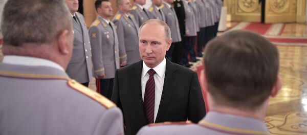 الرئيس فلاديمير بوتين أثناء مراسم تعيين الضباط بالرتب العسكرية العليا في قاعة القديس جورج بقصر الكرملين، موسكو، روسيا 26 أكتوبر/ تشرين الأول 2017 - سبوتنيك عربي