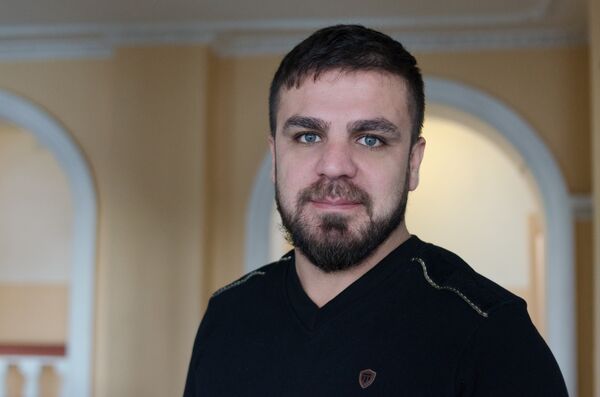 أحد خريجي معهد الهندسة المعمارية محمد بجار  - سبوتنيك عربي