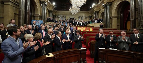 البرلمان الكتالوني يصوت لصالح الانفصال عن إسبانيا البرلمان الكتالوني يصوت لصالح الانفصال عن إسبانيا - سبوتنيك عربي