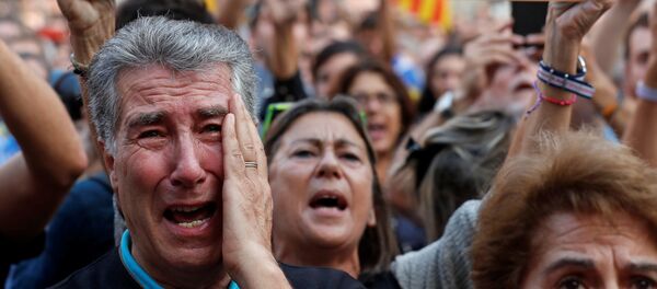 مواطنون في كتالونيا بعد إعلان الاستقلال - سبوتنيك عربي