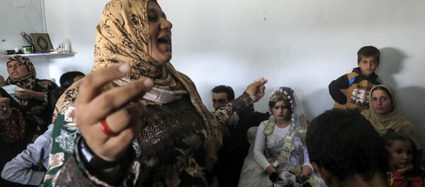 الأفراح تعود إلى مدينة الرقة بعد تحريرها من داعش - العريس أحمد والعروسة هبة، 27 أكتوبر/ تشرين الأول 2017 - سبوتنيك عربي