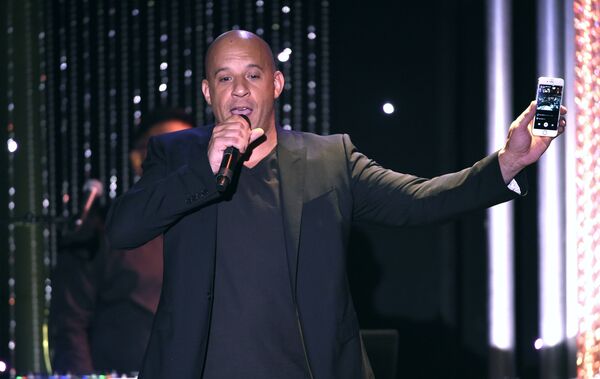 Vin Diesel records himself on his cell phone at the Hollywood Film Awards at the Beverly Hilton Hotel in Beverly Hills, Calif - سبوتنيك عربي
