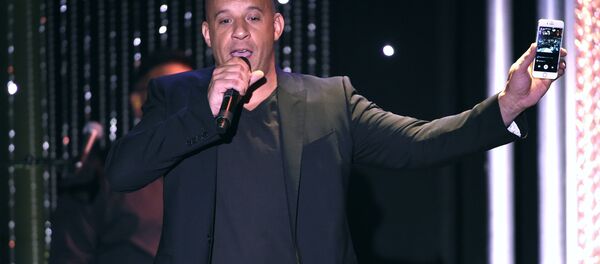 Vin Diesel records himself on his cell phone at the Hollywood Film Awards at the Beverly Hilton Hotel in Beverly Hills, Calif - سبوتنيك عربي