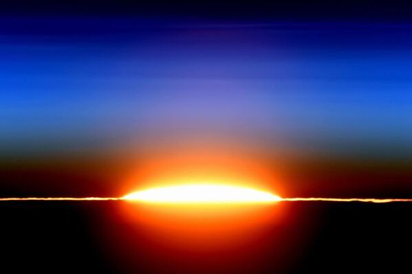 واحد من أصل 16 غروبا فريدا للشمس، الذي يراقبه طاقم المحطة الفضائبة الدولية خلال 24 ساعة - سبوتنيك عربي