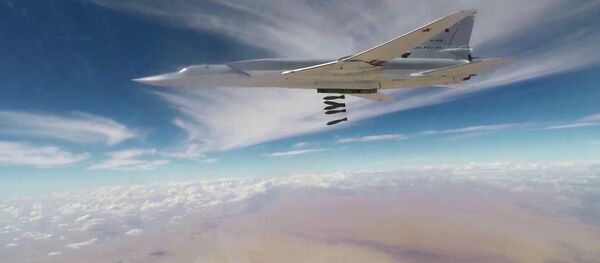 القوات الجوية الروسية تشن غارات على مواقع تنظيم داعش الإرهابي في دير الزور، سوريا، تو-22 إم3 - سبوتنيك عربي