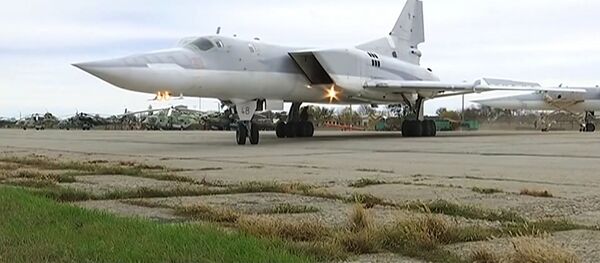 القوات الجوية الروسية تشن غارات على مواقع تنظيم داعش الإرهابي في دير الزور، سوريا، تو-22 إم3 - سبوتنيك عربي