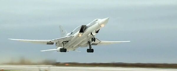 القوات الجوية الروسية تشن غارات على مواقع تنظيم داعش الإرهابي في دير الزور، سوريا، تو-22 إم3 - سبوتنيك عربي