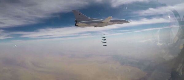 القوات الجوية الروسية تشن غارات على مواقع تنظيم داعش الإرهابي في دير الزور، سوريا، تو-22 إم3 - سبوتنيك عربي